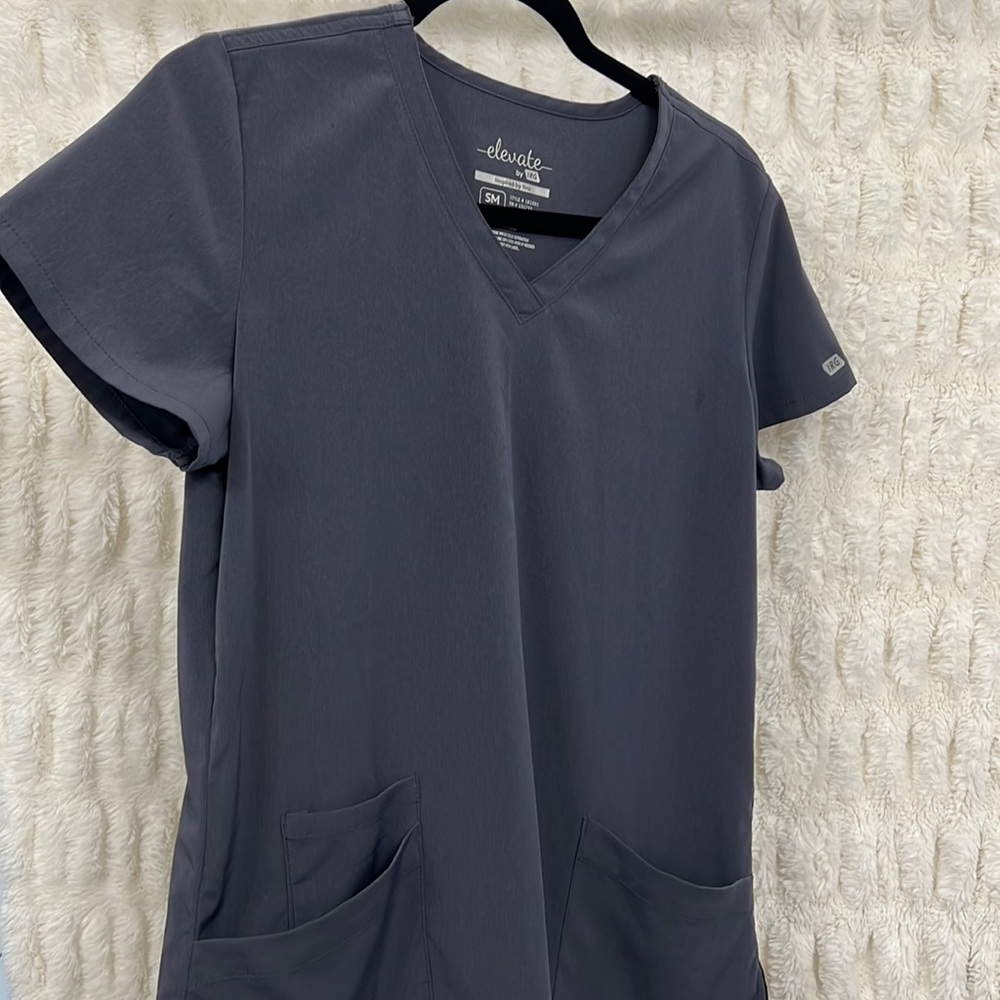 Elevate scrub top: Size small. Grey